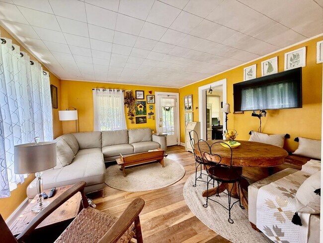 Building Photo - 2 Bedroom Home Available August 2026