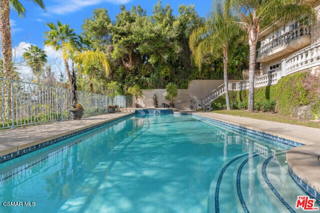 Building Photo - 4440 Hayvenhurst Ave