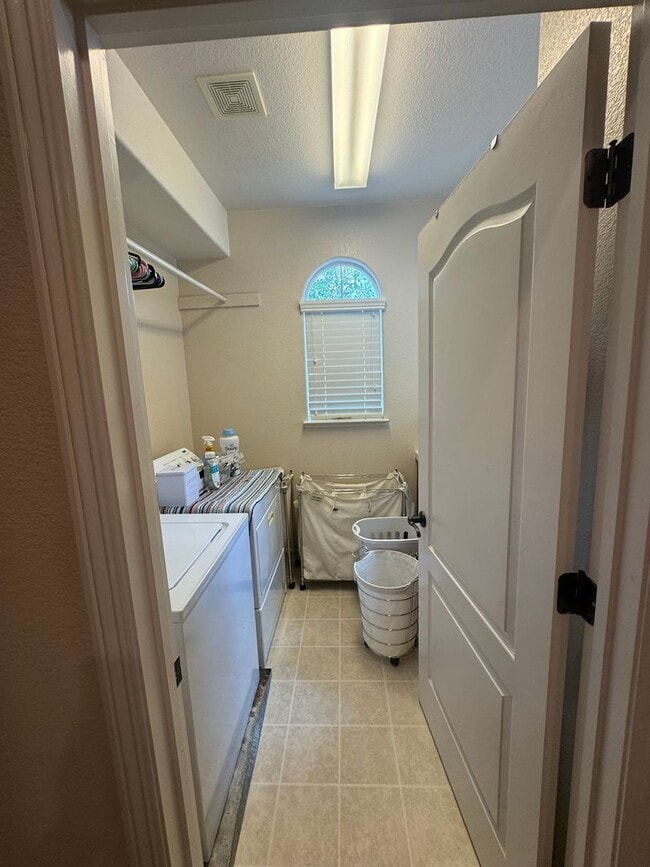 Building Photo - 5 Bed / 3.5 Bath | Elk Grove Single Family...
