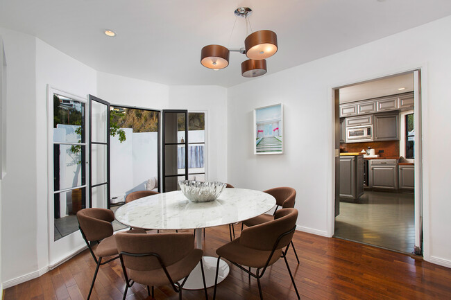 Building Photo - 1733 Sunset Plaza Dr