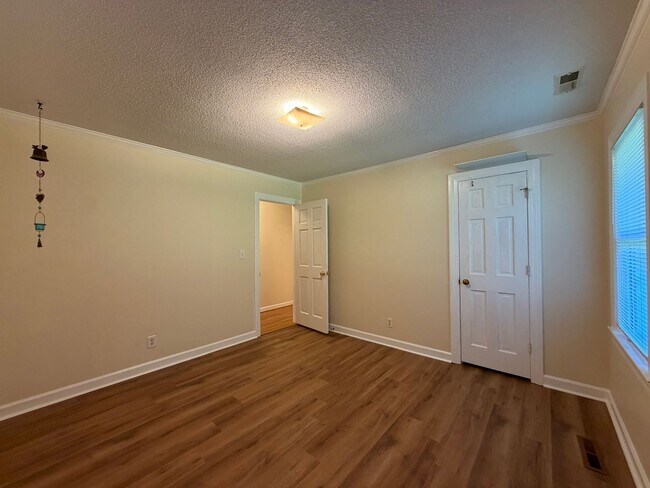 Building Photo - 124 Rock Creek Dr S