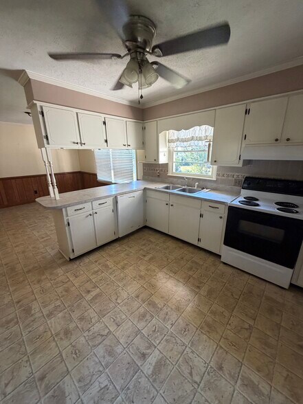 Building Photo - 1071 W Edwards Street Ext