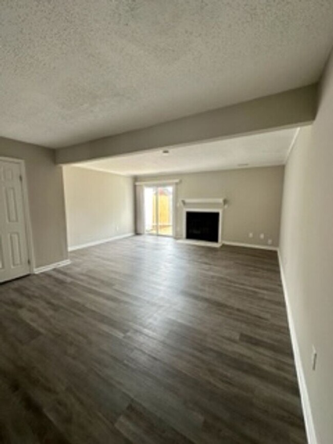 Building Photo - 2 Bedroom Town home in the heart of Virginia Beach