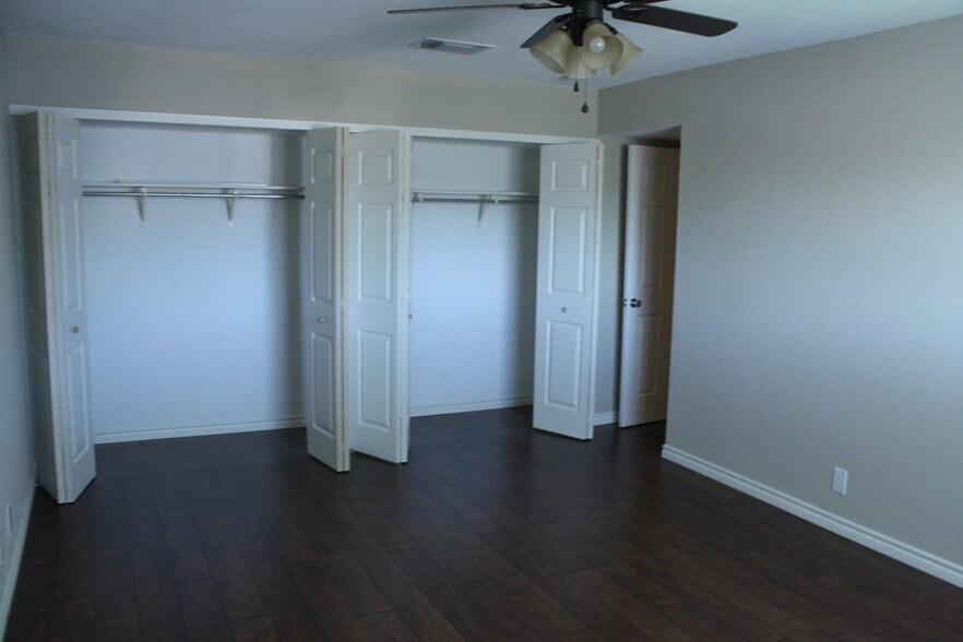Building Photo - 5354 Maple Vis