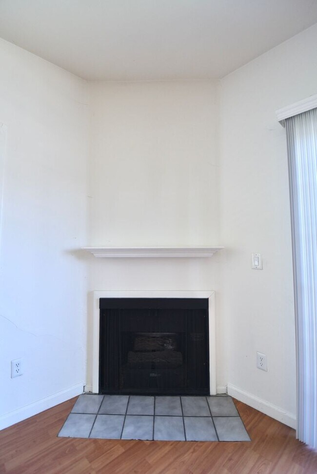 Building Photo - 11434 Moorpark St