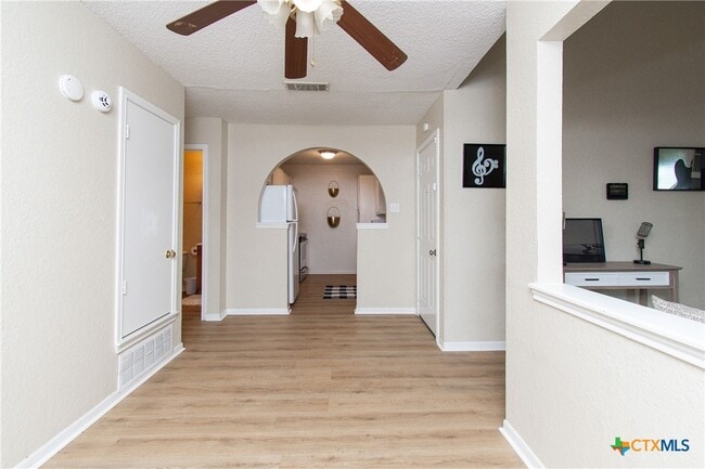 Building Photo - 2210 Carousel Dr