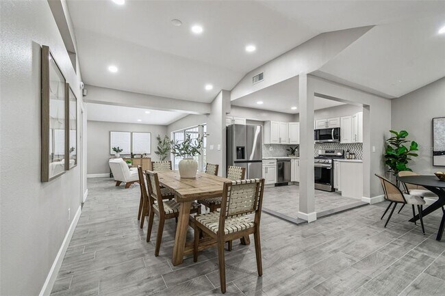 Building Photo - 2 S Treasure Dr