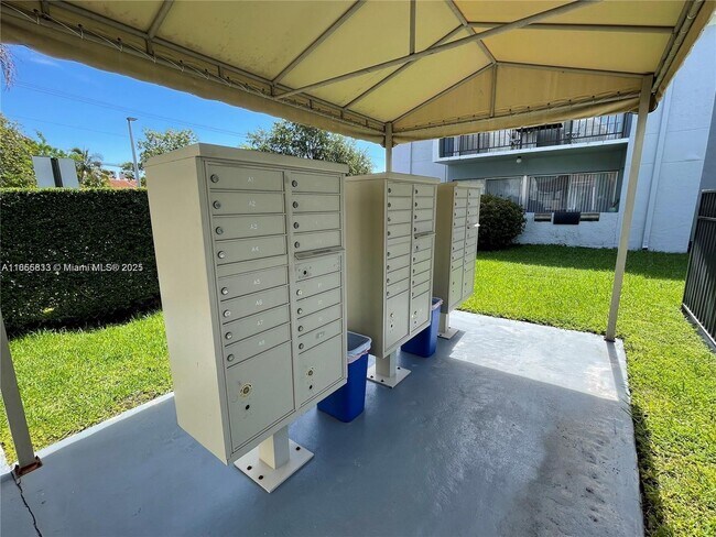 Building Photo - 9225 SW 87th Ave