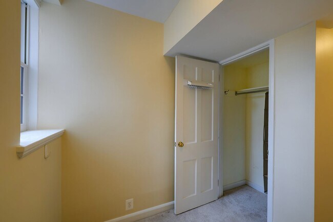 Building Photo - Updated 1BR in Iconic McLean Gardens is the Urban Retreat You've Been Looking For!