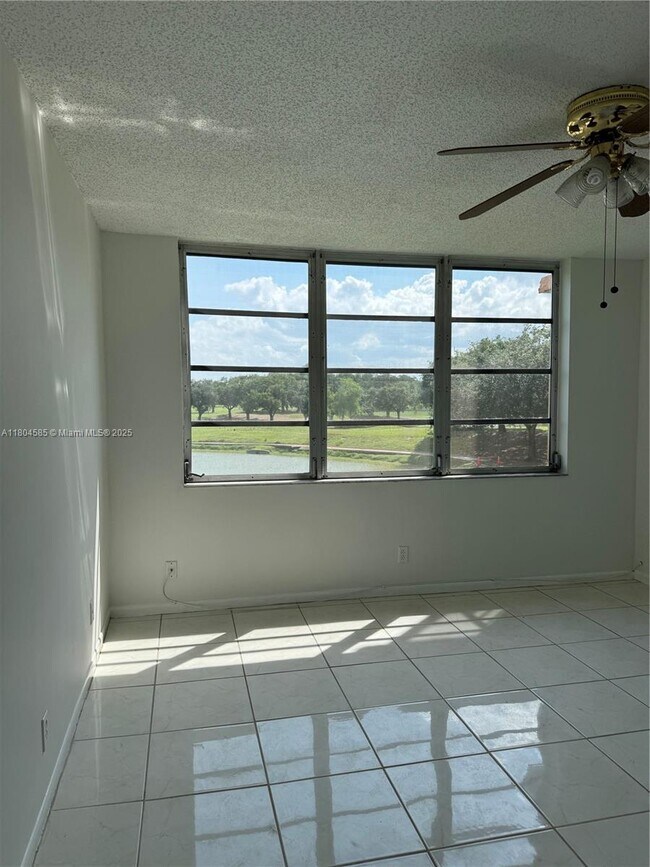 Building Photo - 3001 W Rolling Hills Cir