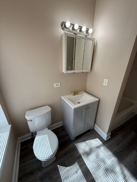 Building Photo - 4834 W Adams St