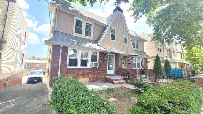Primary Photo - 2540 Woodhull Ave