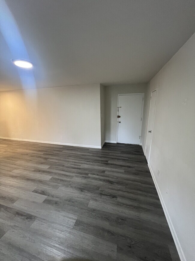 Building Photo - Charming 1 Bedroom Apartment in Woodbridge – Third Level Apartment