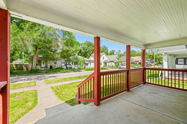 Building Photo - 1215 N Warman Ave