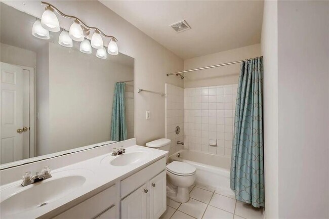 Building Photo - 520 Midhurst Pl
