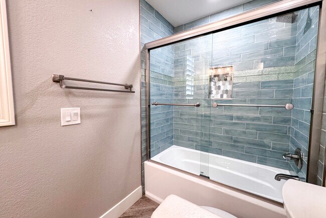 Building Photo - 3Bed/2.5 Ba House in Gated Community in No...