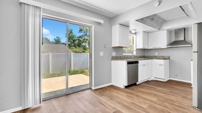 Building Photo - Renovated 2 Bedroom Unit