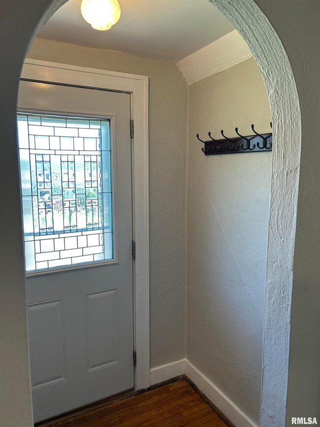 Building Photo - 405 Keller St