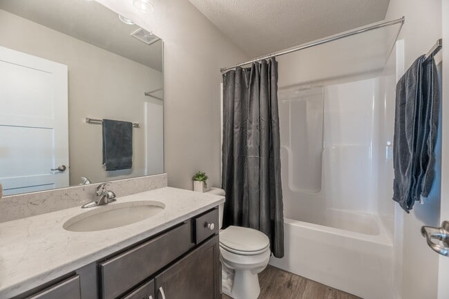 Building Photo - Open-Concept 3-Bedroom with Corner Lot Vie...
