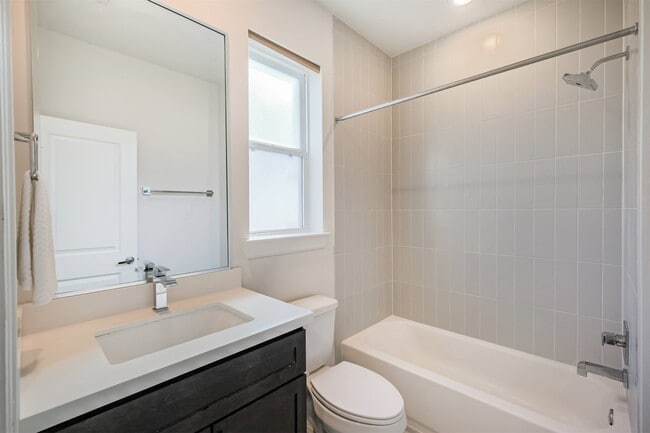 Building Photo - 946 W 18th St