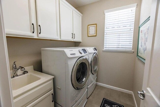 Building Photo - Stone Point Home in Gated Community