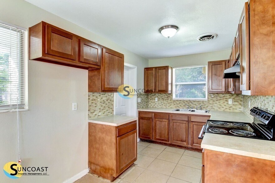 Building Photo - 2156 Bunting Dr