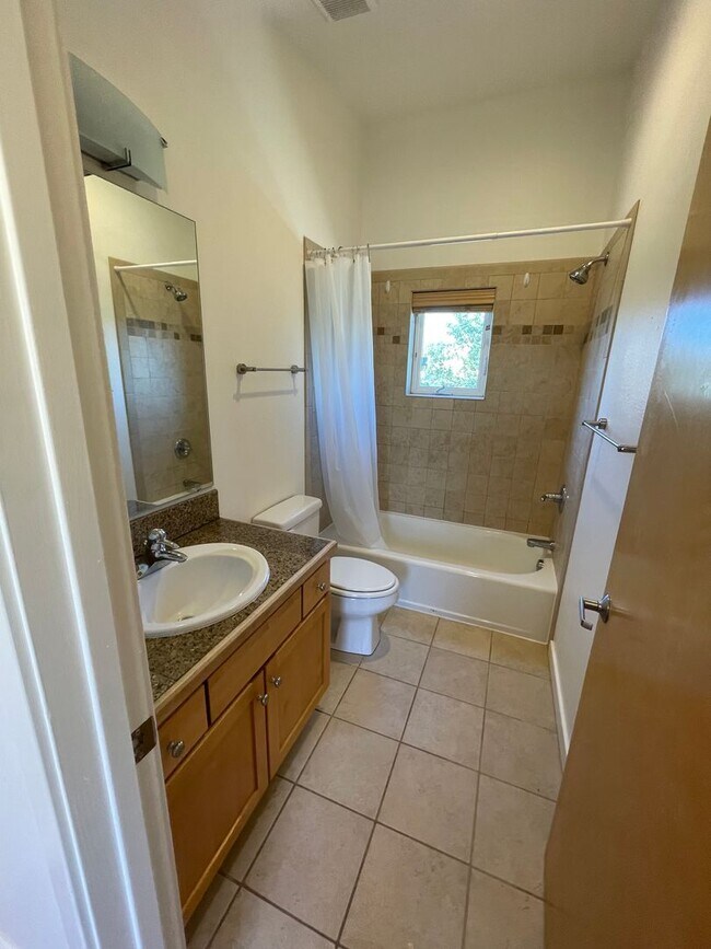 Building Photo - Adorable 2B/1B North Boulder Home
