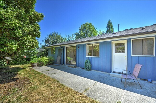 Building Photo - Desirable west side location! 2 bed/ 1.75 bath. Olympia school district