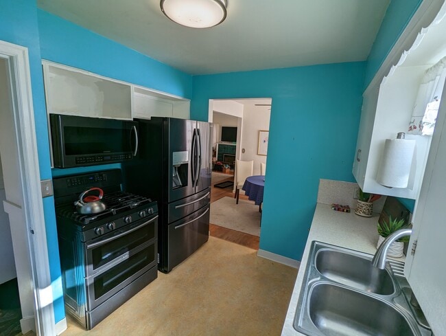 Kitchen - 3919 NE 67th Ave