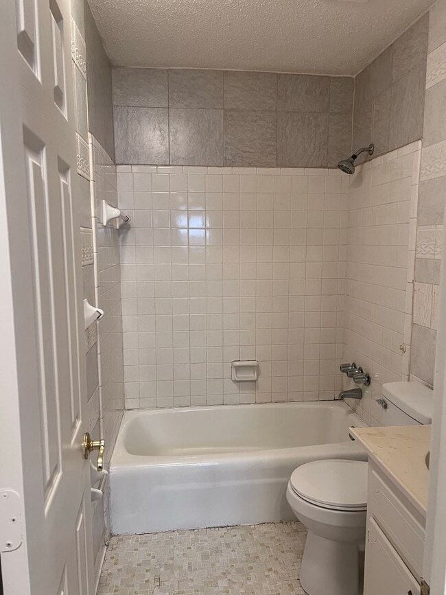 Building Photo - Convenient to interstate & shopping!