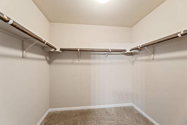 Building Photo - 447 Discovery