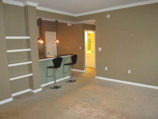 Building Photo - Cute 2 bedroom / 2 bath unit in beautiful ...