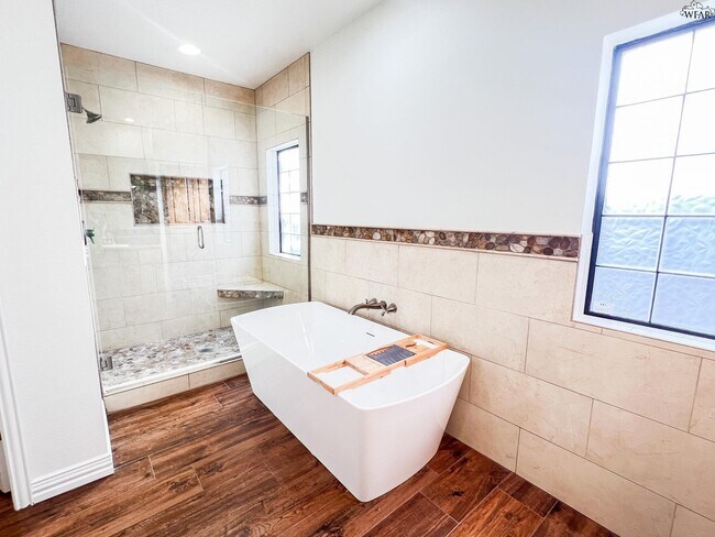 Building Photo - 1703 Rockridge Dr