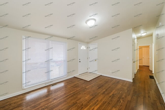 Building Photo - 318 Holiday Dr