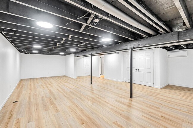 Building Photo - 557 Maple Rd