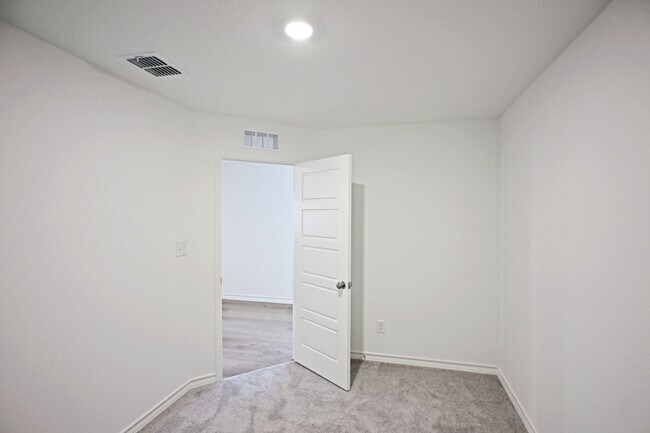 Building Photo - 951 Bluegrass Pt