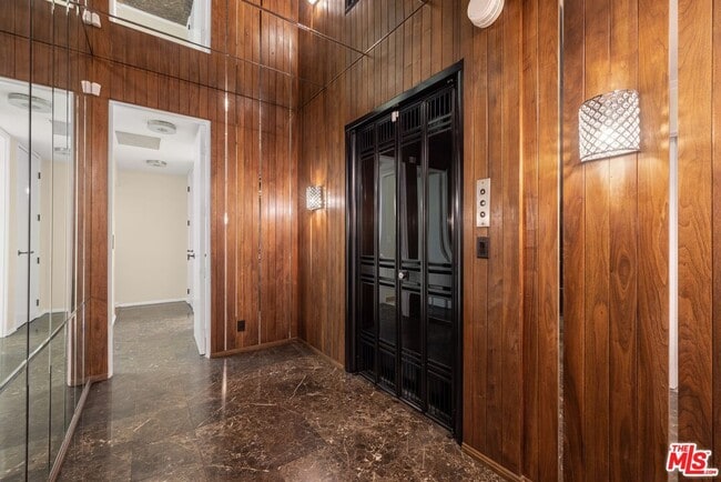 Building Photo - 325 N Oakhurst Dr