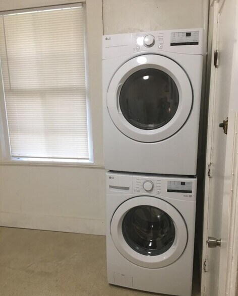 Building Photo - 4 Adella Pl