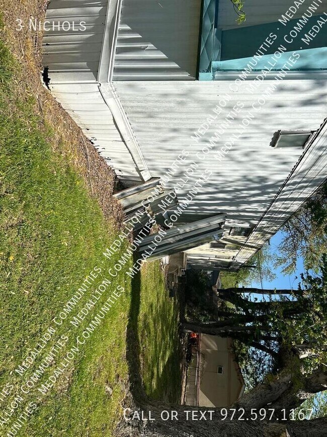 Building Photo - 3 Nichols-