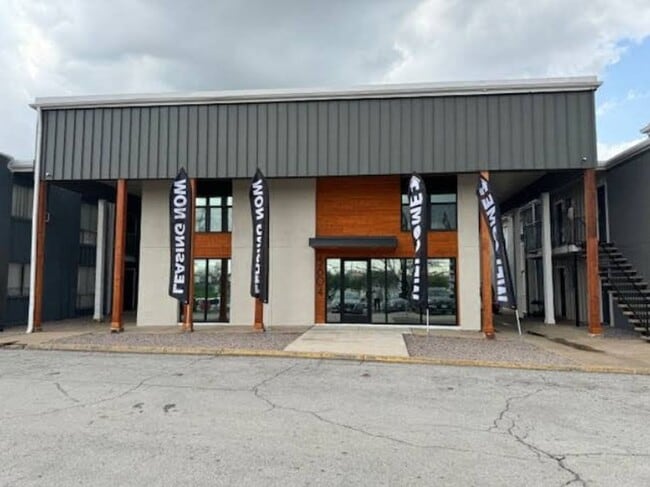 Building Photo - Oaks at Five Mile