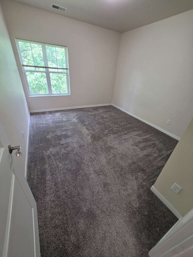 Building Photo - 2 Bedroom | 1 Bathroom 2nd Floor Apartment Available RIGHT NOW!