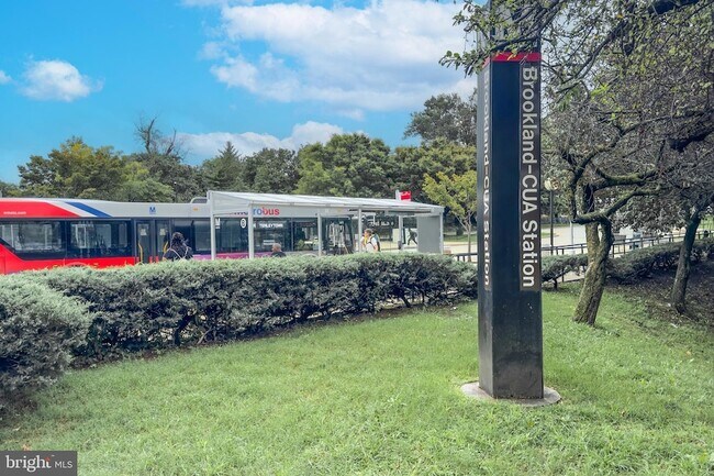 Building Photo - 2231 Otis St NE