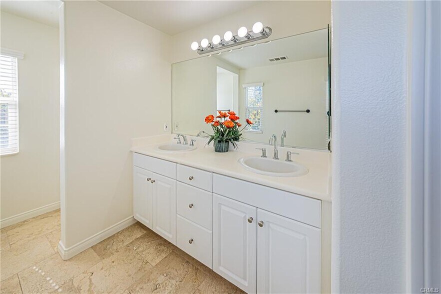 Building Photo - 138 S Hidden Path