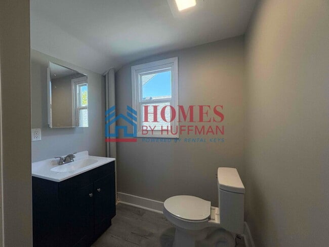 Building Photo - Five Bedroom House | 2 Full Bath | Move In...