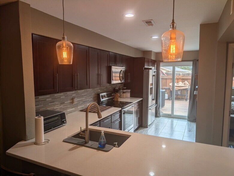 Building Photo - 14387 E Arizona Ave