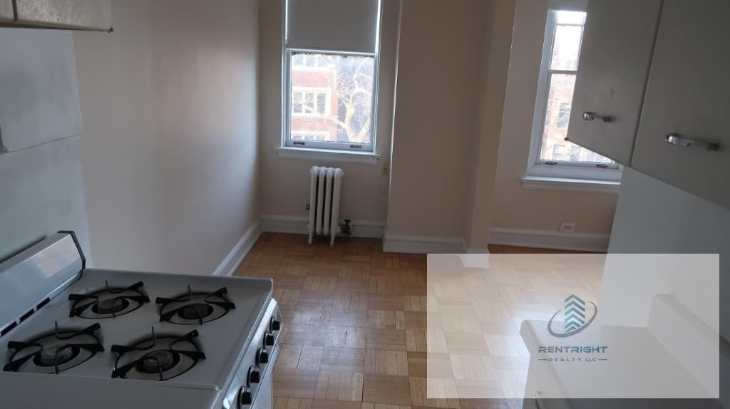 Building Photo - 1209 W Sherwin Ave