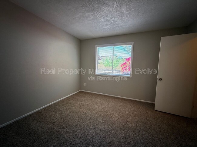 Building Photo - 2401 W Fremont Dr
