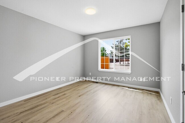 Building Photo - Spacious Condo with Washer/Dryer and Central AC
