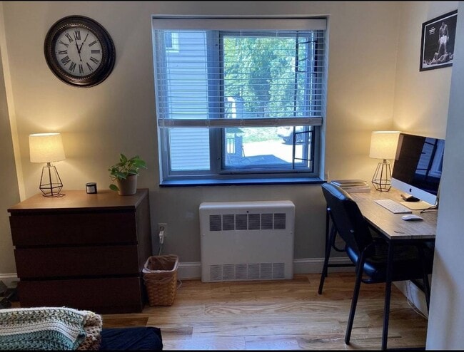 Building Photo - Belmont 1 Bed available Now