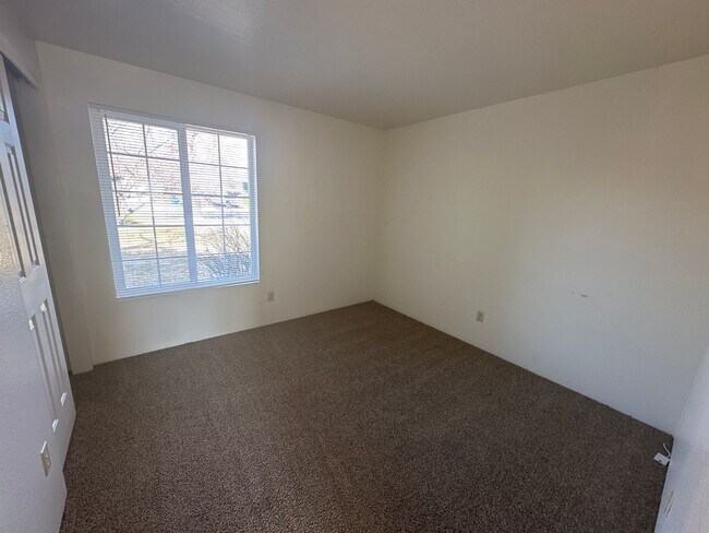 Building Photo - Quiet Eastside 3 Bdrm House, 2 Bath, All appliances in Kitchen, Attached Garage, Fenced Yard